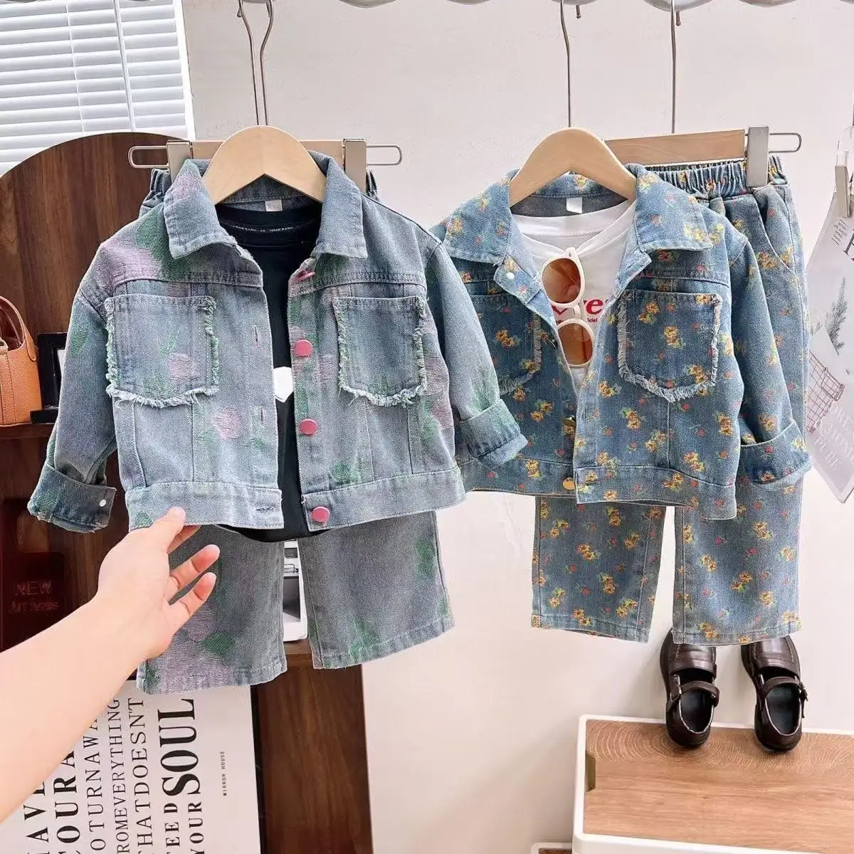 Wholesale Children's Clothing Girls Set 2025 Spring Autumn New Female Treasure Cute Floral Denim Coat Straight Pants 2-piece Set
Wholesale Children's Clothing Girls Set 2025 Spring Autumn New Female Treasure Cute Floral Denim Coat Straight Pants 2-piece Set