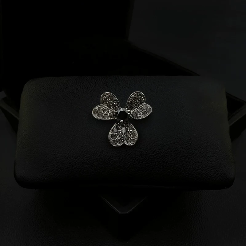 Crystal Three Leaf Clover Brooch for Women Retro Elegant Lapel Pin Sparkling Suit Coat Nice Fashion Gift Clothing Accessory 1991
Crystal Three Leaf Clover Brooch for Women Retro Elegant Lapel Pin Sparkling Suit Coat Nice Fashion Gift Clothing Accessory 1991