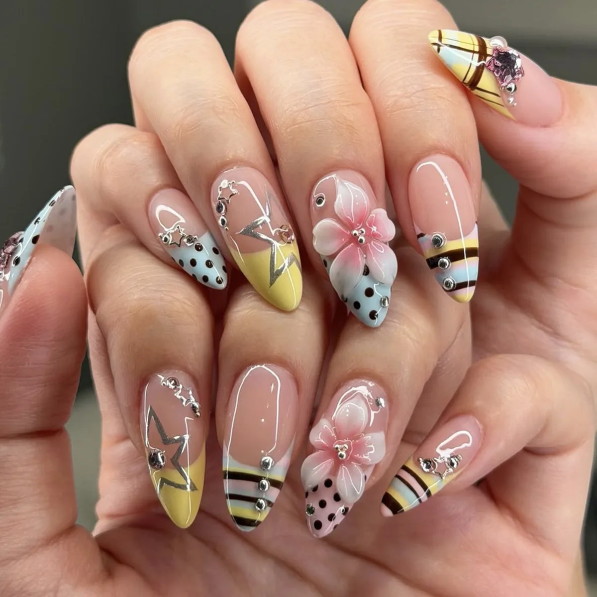 24 pieces wearing armor almond-shaped Y2K colored French polka dot striped 3d three-dimensional flower star steel ball decorative fake nails
24 pieces wearing armor almond-shaped Y2K colored French polka dot striped 3d three-dimensional flower star steel ball decorative fake nails