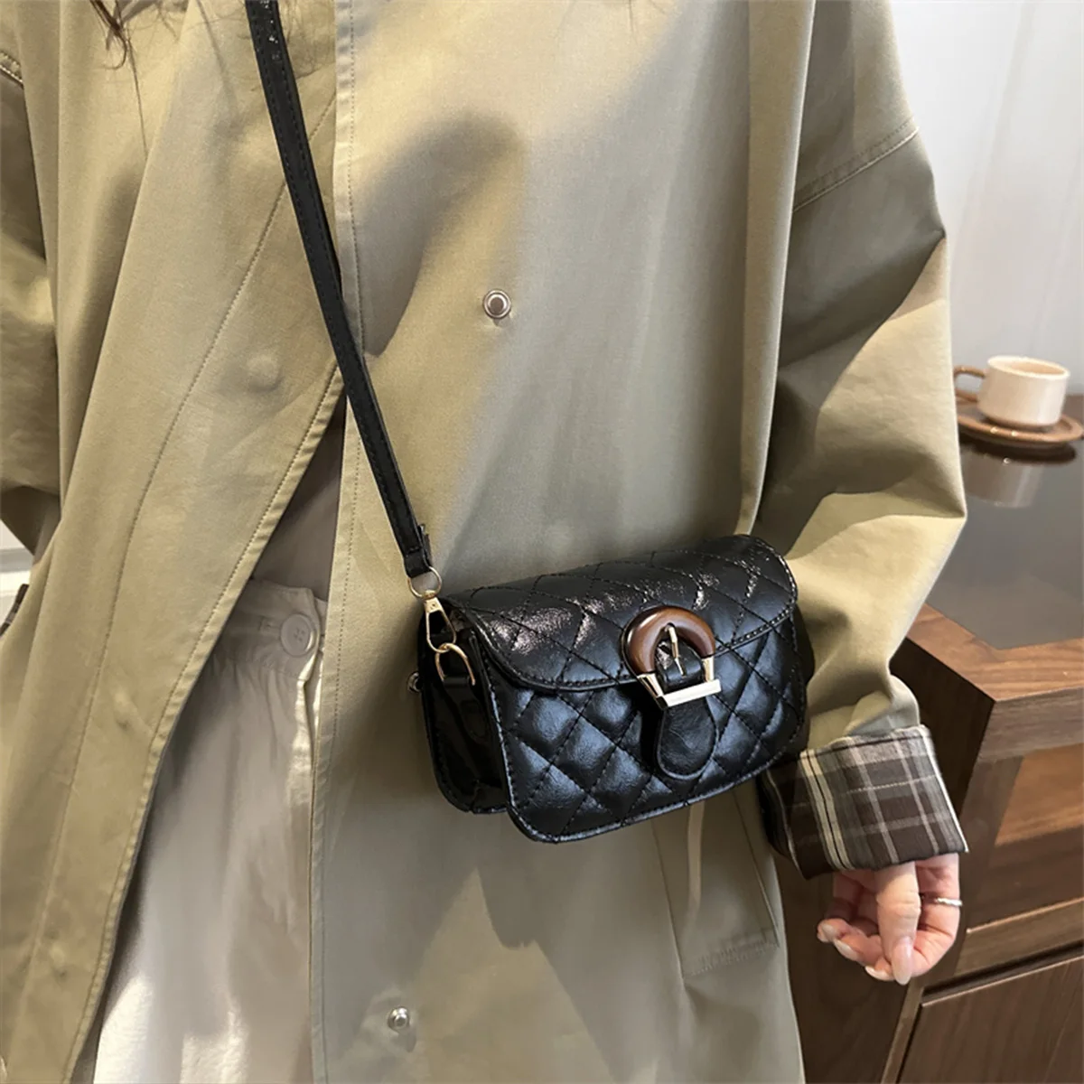 Lightweight PU Women Crossbody Bag Elegant Geometric Embroidery Featuring Detachable Strap Ribbon Handle Flap Top
Lightweight PU Women Crossbody Bag Elegant Geometric Embroidery Featuring Detachable Strap Ribbon Handle Flap Top