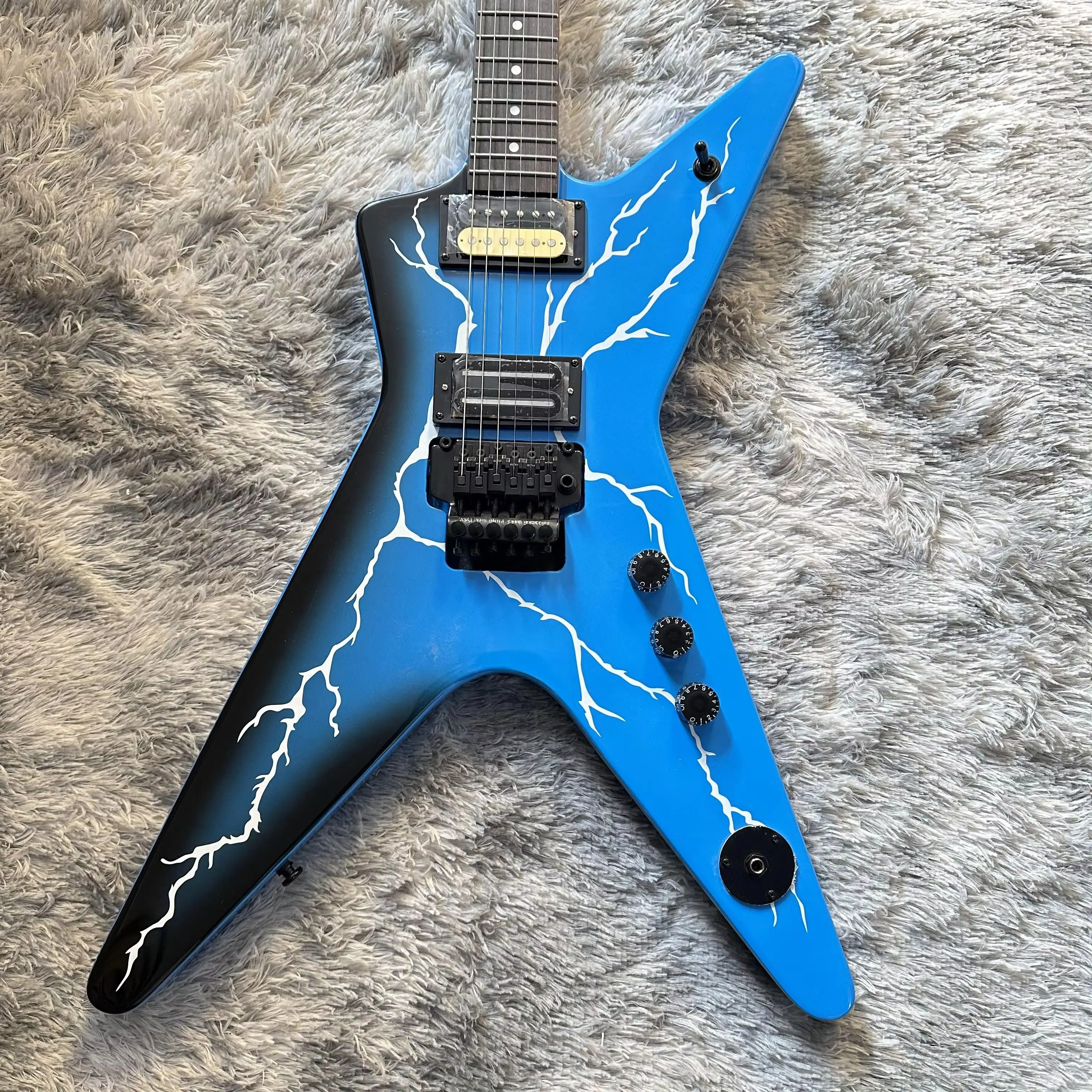 Электрогитара Blue Bolt Dimebag Dean с HH-звукоснимателями, грифом из красного дерева, черной фурнитурой, тематический подарок, бесплатная доставка
Электрогитара Blue Bolt Dimebag Dean с HH-звукоснимателями, грифом из красного дерева, черной фурнитурой, тематический подарок, бесплатная доставка