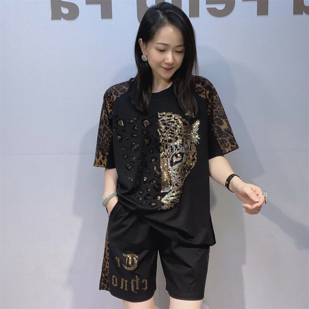 2026 Spring 2 Piece Sets Womens Outfits Leopard Printed Spliced Cartoon Diamonds Casual Knitting O Neck Tops and Shorts Suits
2026 Spring 2 Piece Sets Womens Outfits Leopard Printed Spliced Cartoon Diamonds Casual Knitting O Neck Tops and Shorts Suits