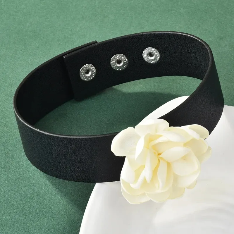 The camellia collar is fashionable and unique. You can change the lady's floral tie and neck strap
The camellia collar is fashionable and unique. You can change the lady's floral tie and neck strap