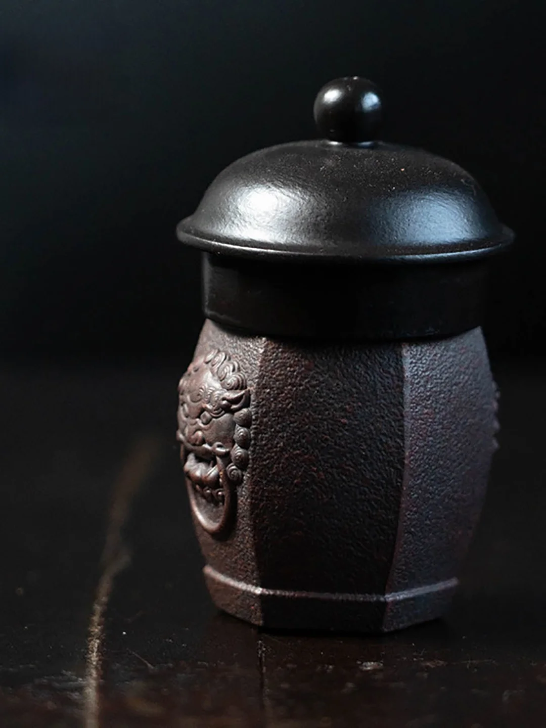 High-End Purple Clay Tea Pet Lion Head Tea Pot Cover Holder Vintage Sculpture Table Decoration Handmade Chinese Tea Accessories
High-End Purple Clay Tea Pet Lion Head Tea Pot Cover Holder Vintage Sculpture Table Decoration Handmade Chinese Tea Accessories