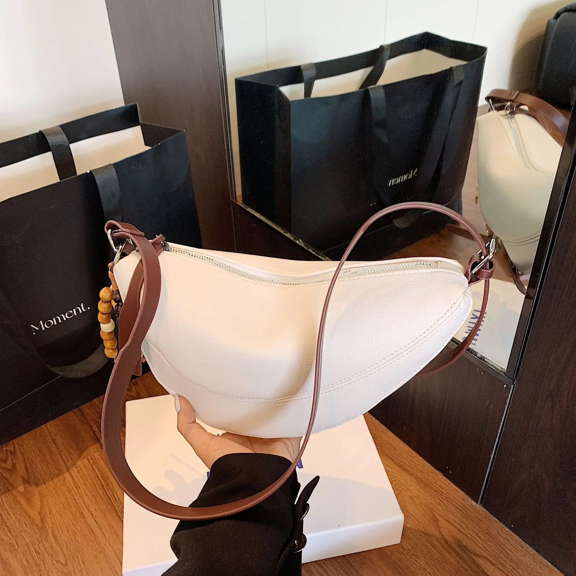  2025 женская винтажная сумка-ракушка под мышками через плечо, компактная повседневная стильная сумка в корейском стиле, стильная
2025 женская винтажная сумка-ракушка под мышками через плечо, компактная повседневная стильная сумка в корейском стиле, стильная