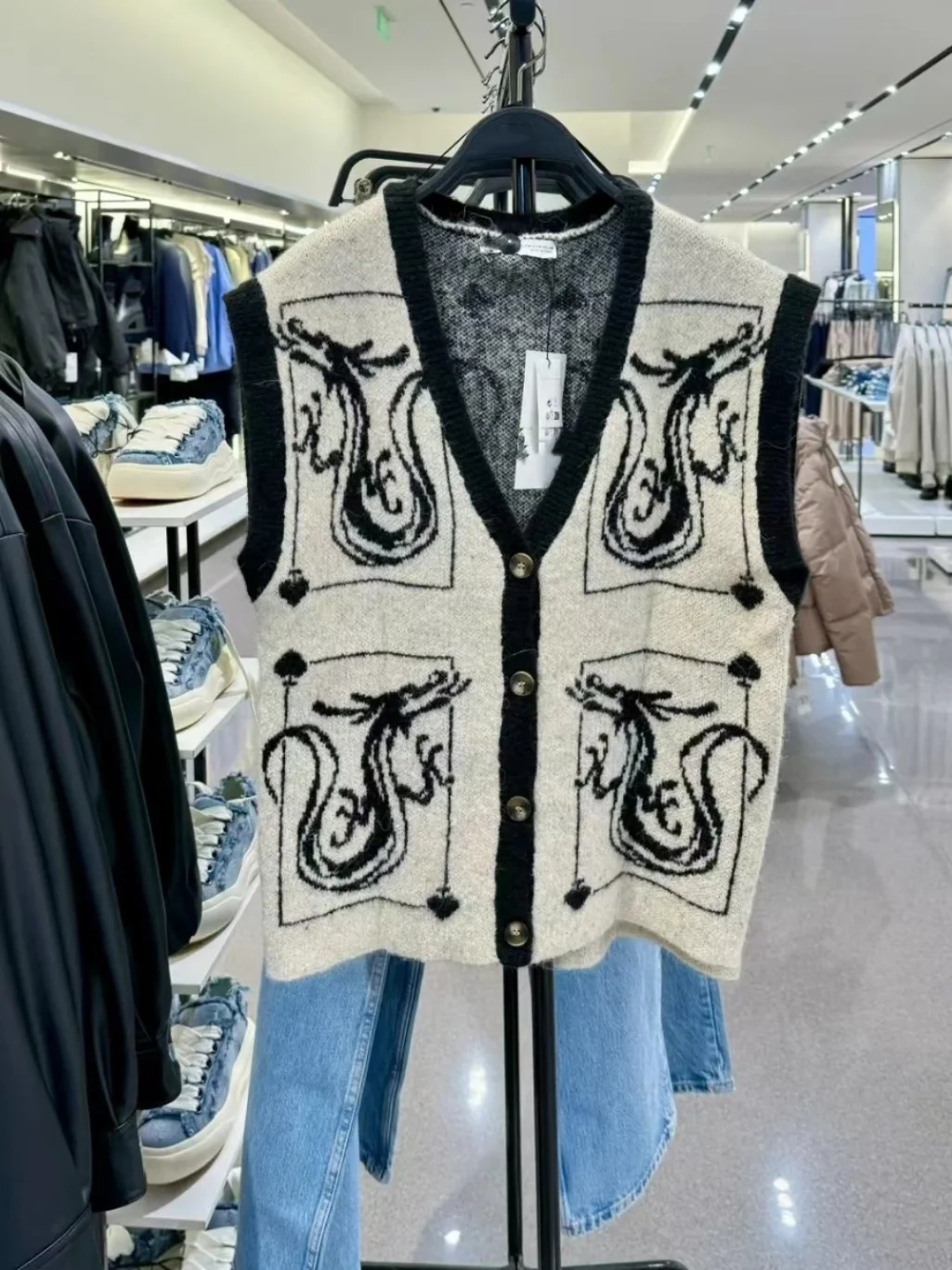 Dragon Year Limited Edition V-Neck Knitted Vest Women's New Arrival Autumn Winter Fashion Sweet Style Short Loose Fit Cardigan
Dragon Year Limited Edition V-Neck Knitted Vest Women's New Arrival Autumn Winter Fashion Sweet Style Short Loose Fit Cardigan