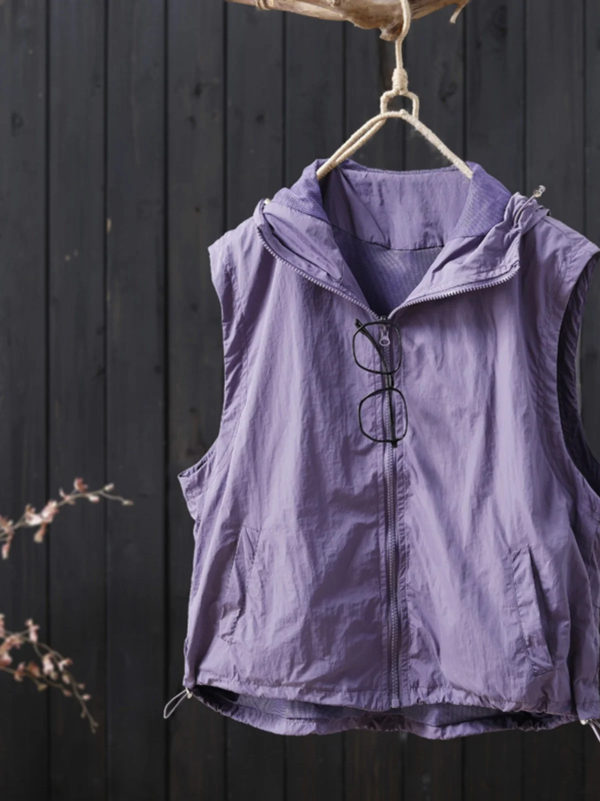 Summer 2026 New Hatless Sleeveless Color Vest Women's Fashion Casual Outdoor Shoulder Top Zipper Style Pure Color Pattern
Summer 2026 New Hatless Sleeveless Color Vest Women's Fashion Casual Outdoor Shoulder Top Zipper Style Pure Color Pattern