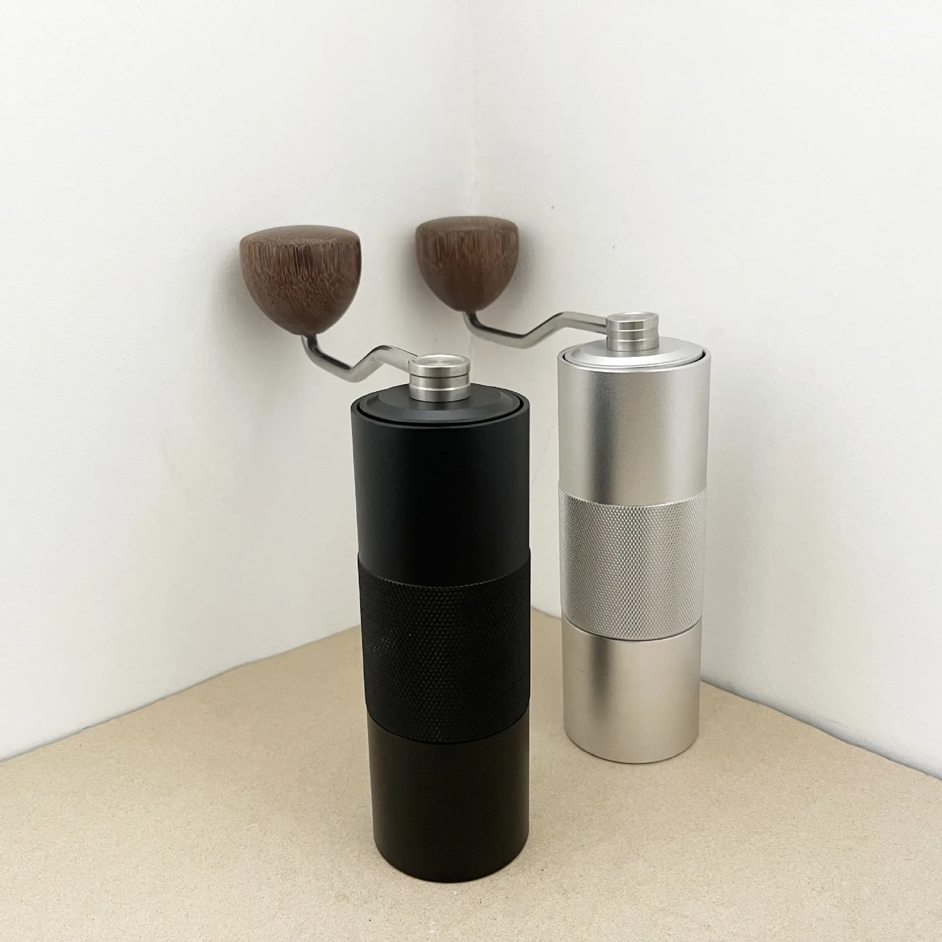 Hand-brew coffee grinder, hand-crank coffee bean grinder, convenient outdoor camping aluminum alloy coffee grinder
Hand-brew coffee grinder, hand-crank coffee bean grinder, convenient outdoor camping aluminum alloy coffee grinder