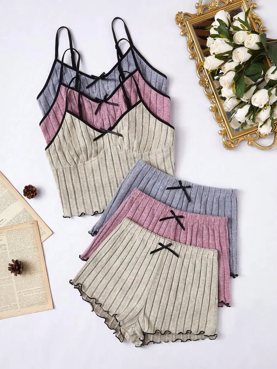 Женский комплект из топа-камизолы и шорт из ребристой ткани с бантом
Женский комплект из топа-камизолы и шорт из ребристой ткани с бантом