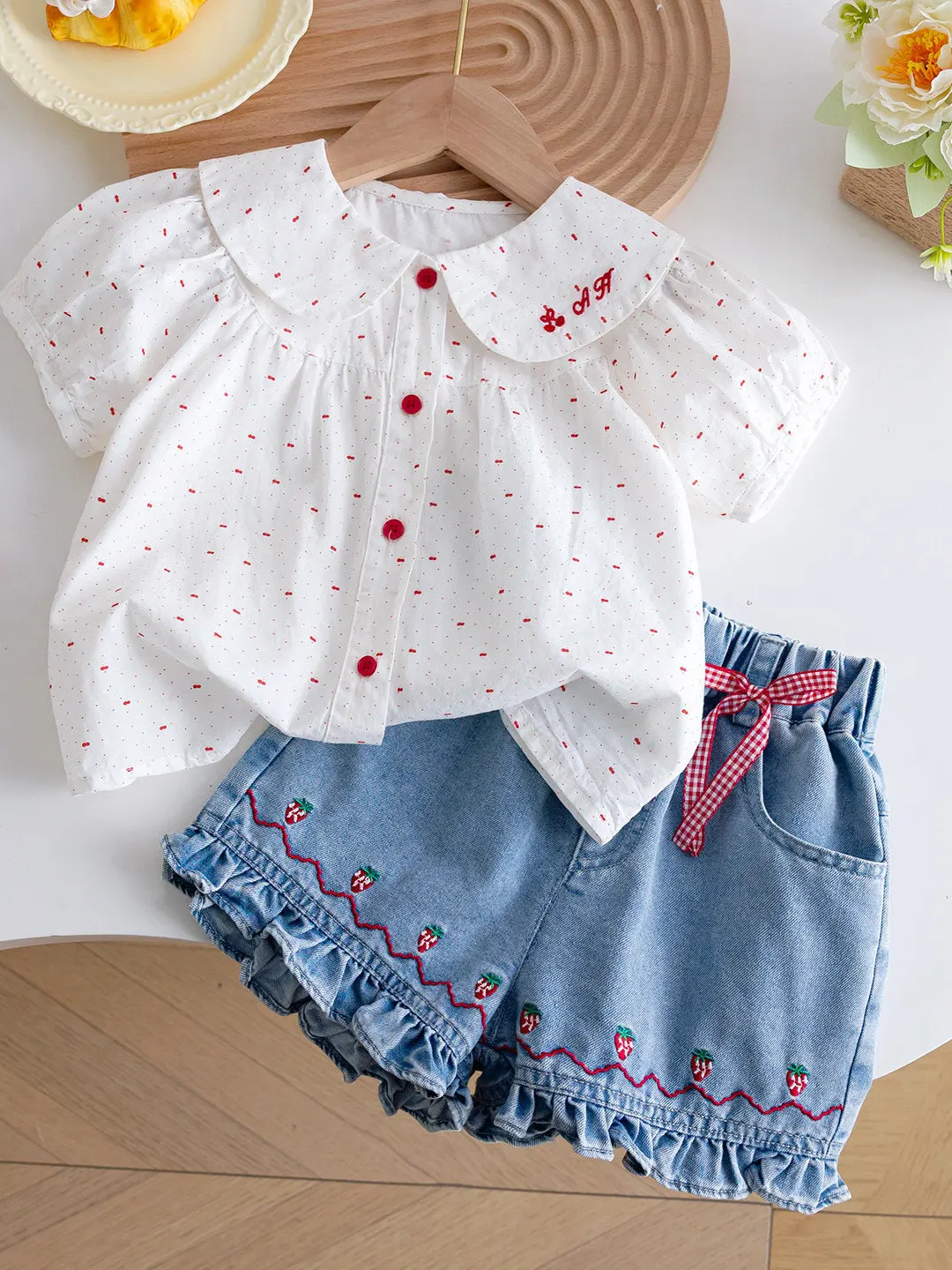 Girls Breathable Thin Summer Outfit 2026 New Style Strawberry Embroidery Doll Collar Shirt And Denim Shorts Two Piece Set
Girls Breathable Thin Summer Outfit 2026 New Style Strawberry Embroidery Doll Collar Shirt And Denim Shorts Two Piece Set