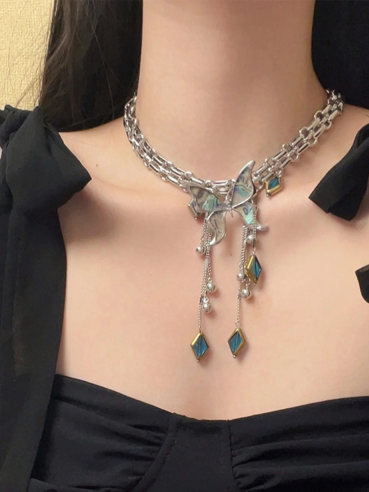 Chinese Punk Style Butterfly Delicate Choker with Tassel Vintage Necklace for Men Women Couple Jewelry Accessories
Chinese Punk Style Butterfly Delicate Choker with Tassel Vintage Necklace for Men Women Couple Jewelry Accessories