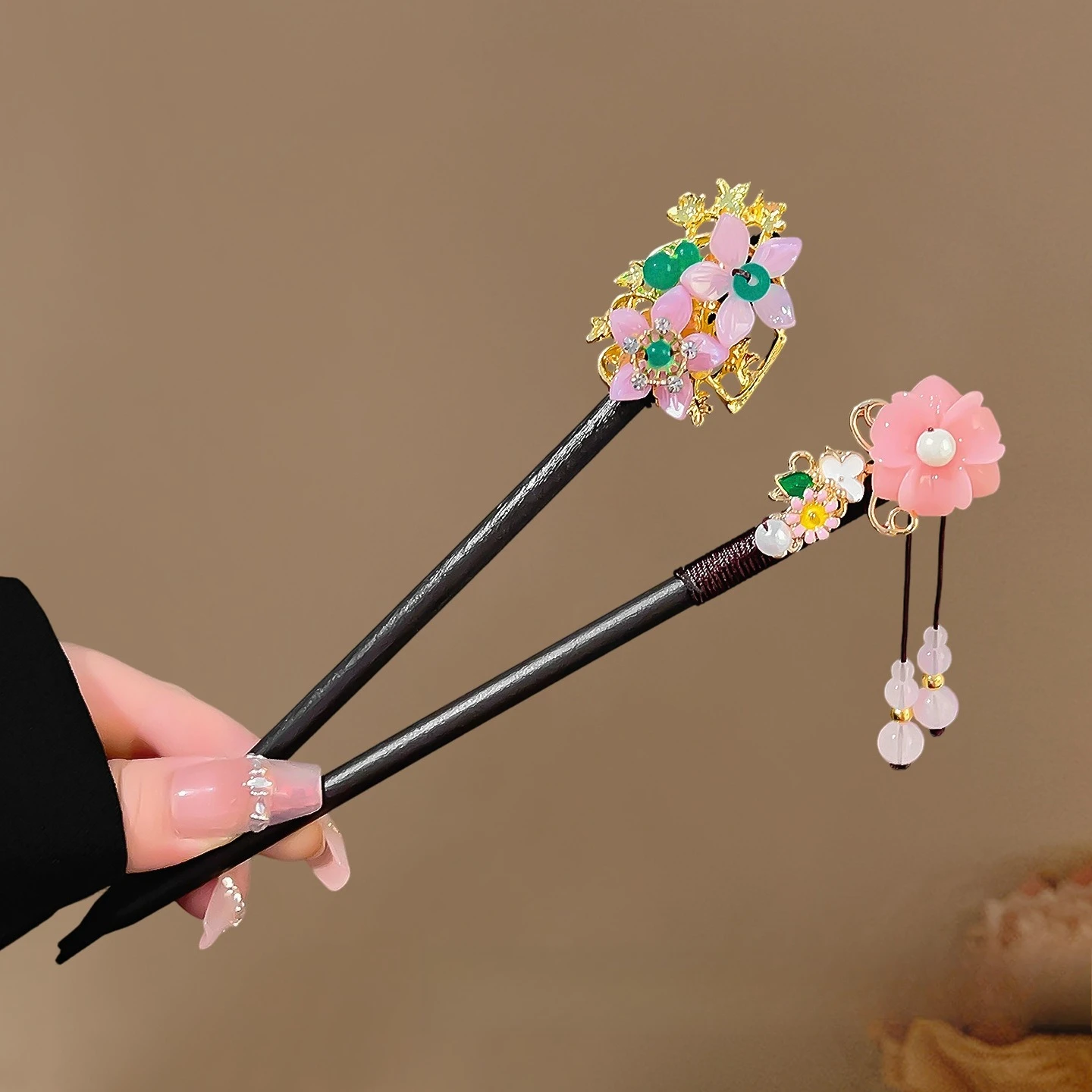 New Chinese ancient style elegant Pink Sweet Flowers hairpin, tassel hair stick, fashionable headwear for girls, hair clip, durable hair accessory, high-quality gift, 1PC
New Chinese ancient style elegant Pink Sweet Flowers hairpin, tassel hair stick, fashionable headwear for girls, hair clip, durable hair accessory, high-quality gift, 1PC