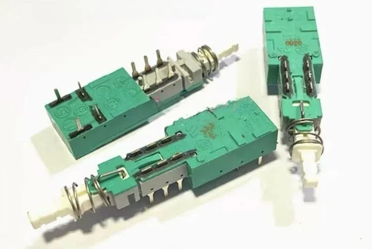 The power switch has a self-locking switch, and the 6A 250VAC transfer switch has feet on one side
The power switch has a self-locking switch, and the 6A 250VAC transfer switch has feet on one side