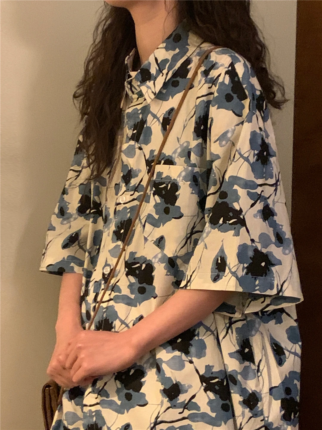 Летний новый ретро Гонконг Sle Floral irt повседневный свободный крой для мужчин и женщин ort Sve Design Sensation модный пуговицы
Летний новый ретро Гонконг Sle Floral irt повседневный свободный крой для мужчин и женщин ort Sve Design Sensation модный пуговицы