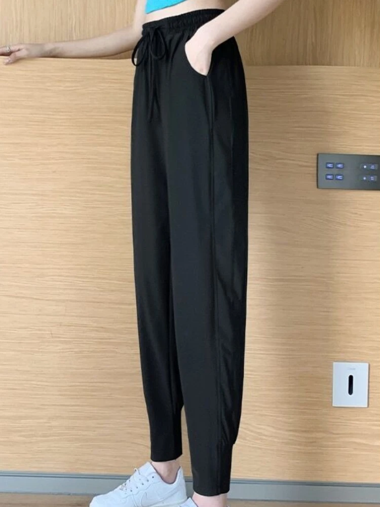 Черные однотонные брюки для женщин, наряды из ледяного шелка, винтажная одежда G, брюки, корейская мода, высокое качество, один размер, женские брюки
Черные однотонные брюки для женщин, наряды из ледяного шелка, винтажная одежда G, брюки, корейская мода, высокое качество, один размер, женские брюки
