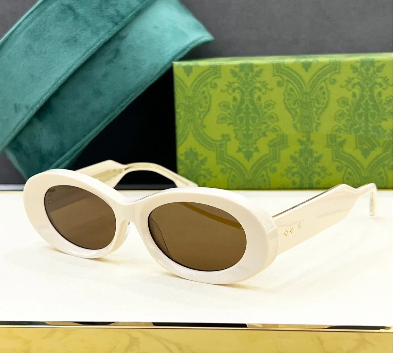 Оригинальные дизайнерские солнцезащитные очки G в европейском и американском стиле, женские, универсальные, с маленькой круглой оправой, модные очки для знаменитостей
Оригинальные дизайнерские солнцезащитные очки G в европейском и американском стиле, женские, универсальные, с маленькой круглой оправой, модные очки для знаменитостей