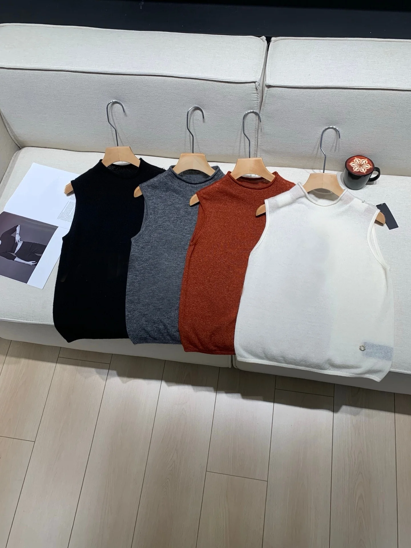 Women's Wool Blend Knitted Vest Round Neck Sleeveless Fashion Slim Sweater
Women's Wool Blend Knitted Vest Round Neck Sleeveless Fashion Slim Sweater