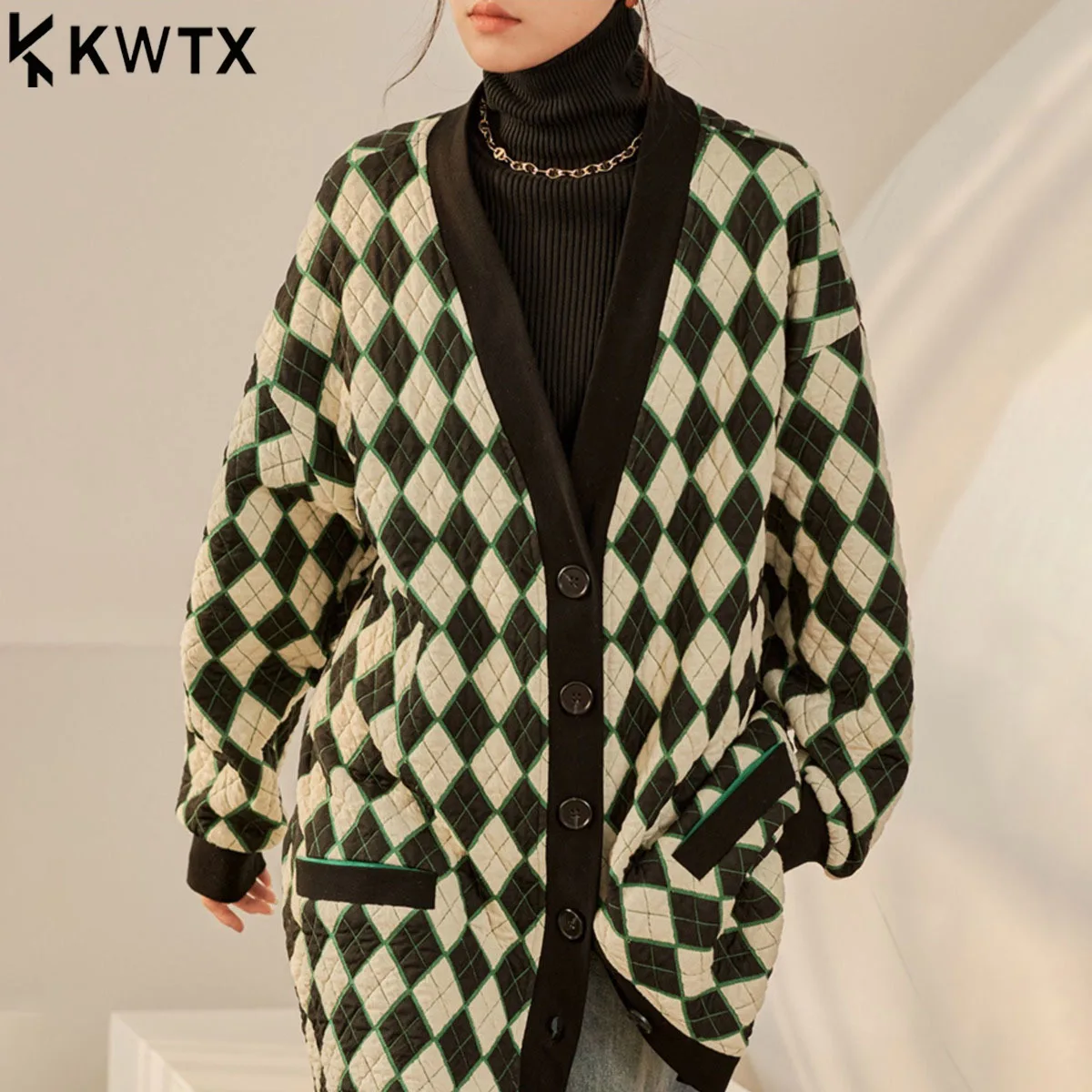 KWTX 2025 Новый элегантный клетчатый лоскутный вязаный кардиган с v-образным вырезом, женское пальто средней длины, повседневное осеннее модное пальто высокого качества
KWTX 2025 Новый элегантный клетчатый лоскутный вязаный кардиган с v-образным вырезом, женское пальто средней длины, повседневное осеннее модное пальто высокого качества