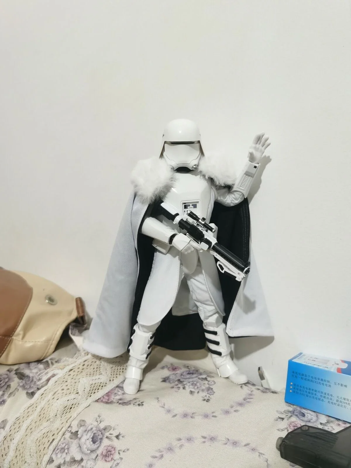 1/6 Scale Black and White with Fur Collar Cloak Model for 12" Action Figure Doll
1/6 Scale Black and White with Fur Collar Cloak Model for 12" Action Figure Doll