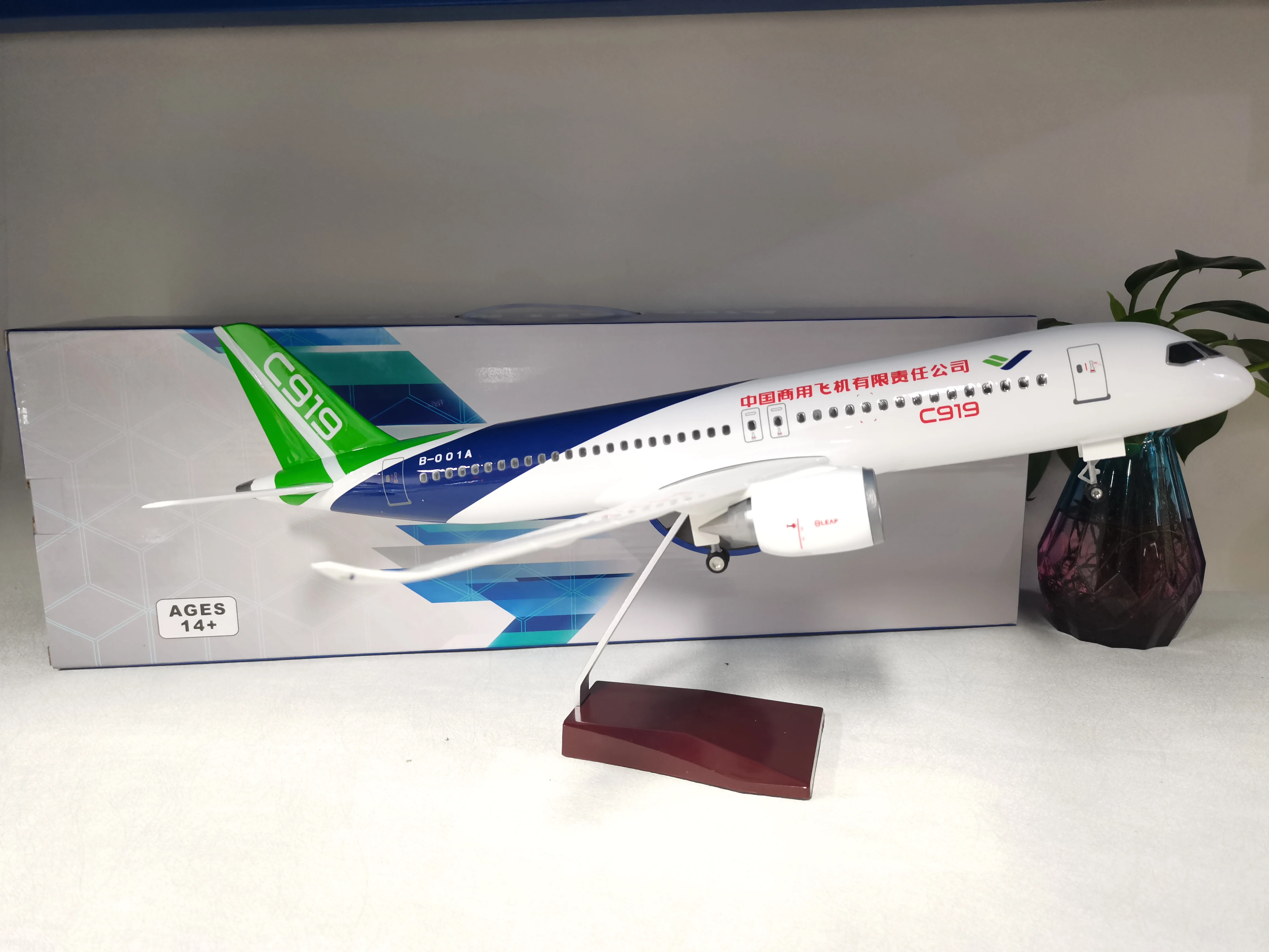 Китай Коммерческий самолет C919 1/82 Литой под давлением из смолы 47 см Модель авиакомпании ComAC C919 со светодиодными фонарями кабины для коллекции в подарок 
Китай Коммерческий самолет C919 1/82 Литой под давлением из смолы 47 см Модель авиакомпании ComAC C919 со светодиодными фонарями кабины для коллекции в подарок