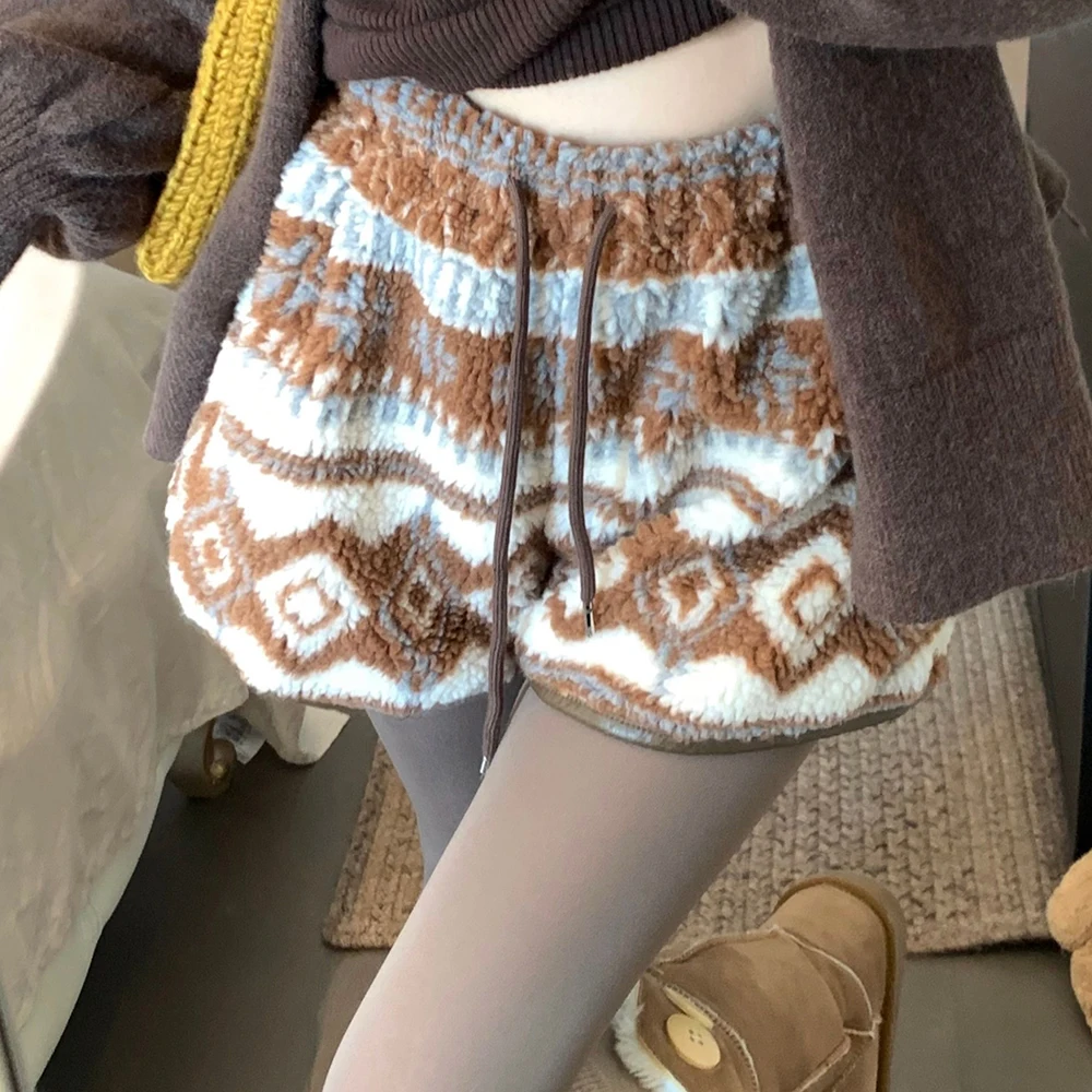 Loose caramel lamb wool drawstring casual pants women's autumn and winter high-waisted thickened wide-leg pants shorts
Loose caramel lamb wool drawstring casual pants women's autumn and winter high-waisted thickened wide-leg pants shorts