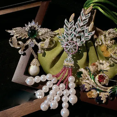 Pérola coroa de penas brilhante para mulheres, banhado a ouro, pavão arco-íris, broche de zircônia, vintage, 18K