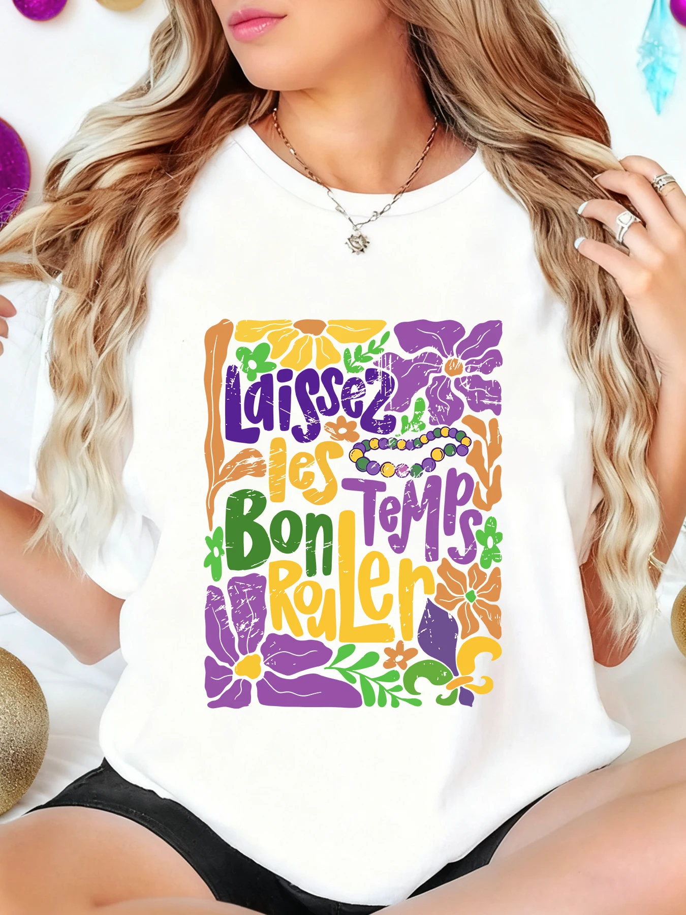 Женская футболка с короткими рукавами Mardi Gras | Слога «LET THE GOOD TIMES ROLL» | Для повседневных прогулок/приборов/подарков | Многоцветный
Женская футболка с короткими рукавами Mardi Gras | Слога «LET THE GOOD TIMES ROLL» | Для повседневных прогулок/приборов/подарков | Многоцветный