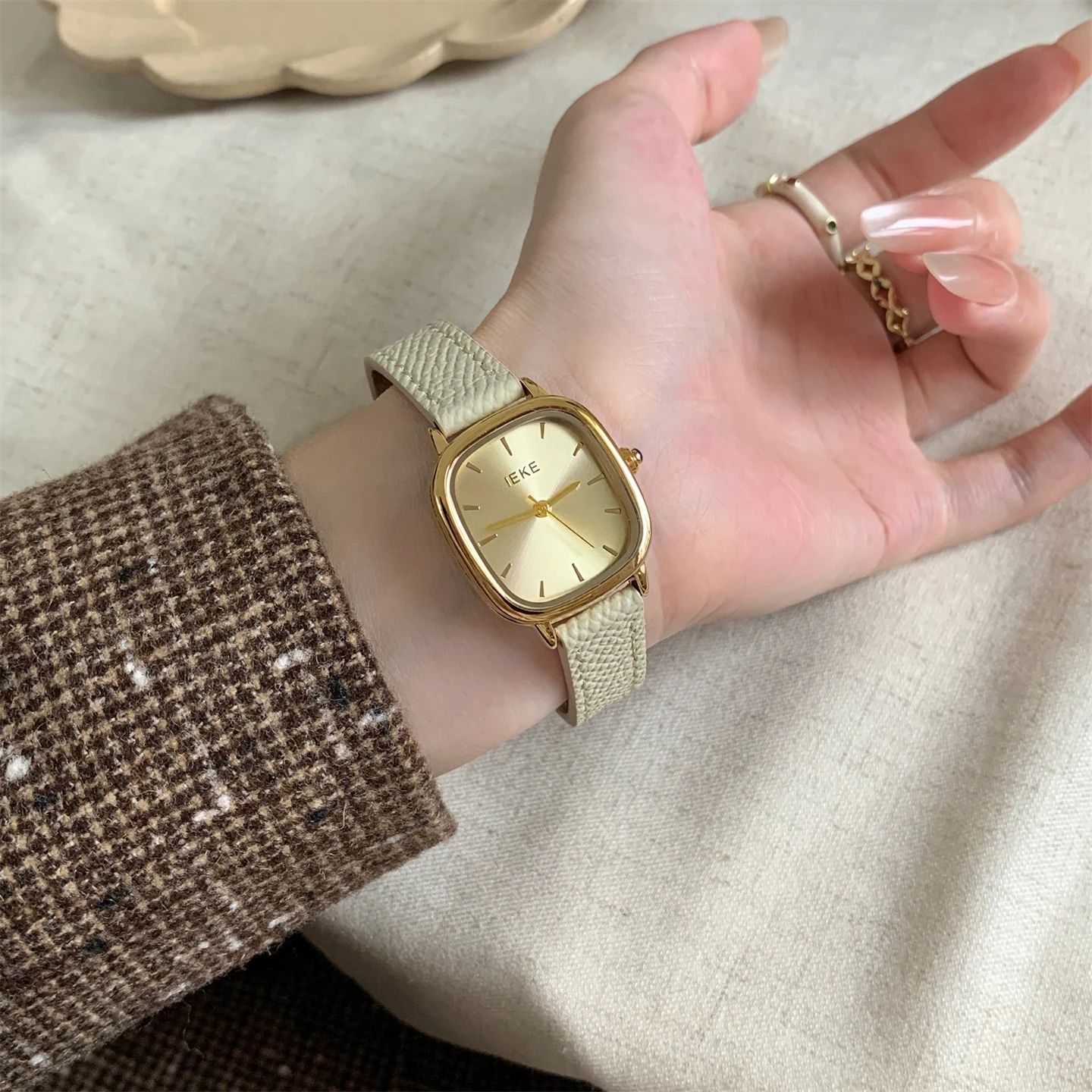 Women's vintage style elegant leather strap watch for professional use, fashionable quartz watch, high-end selection.
Women's vintage style elegant leather strap watch for professional use, fashionable quartz watch, high-end selection.