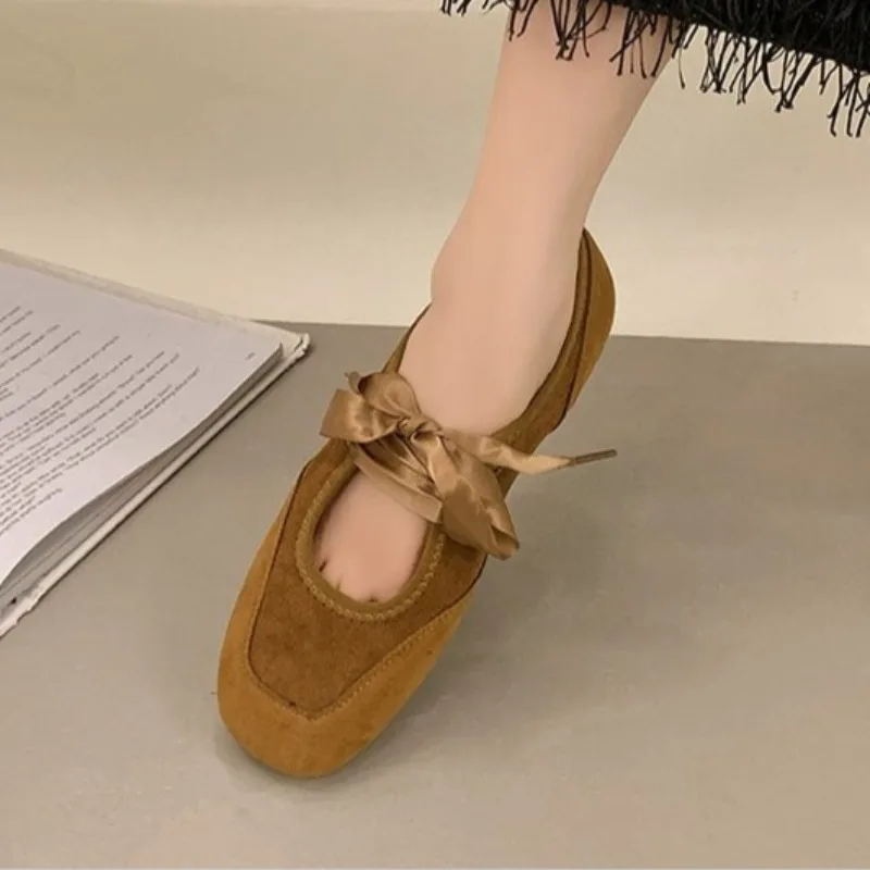 Женская обувь на плоской подошве, новинка 2023 года, весенние уличные модные женские кроссовки на шнуровке с круглым носком и галстуком-бабочкой, женская повседневная роскошная обувь
Женская обувь на плоской подошве, новинка 2023 года, весенние уличные модные женские кроссовки на шнуровке с круглым носком и галстуком-бабочкой, женская повседневная роскошная обувь