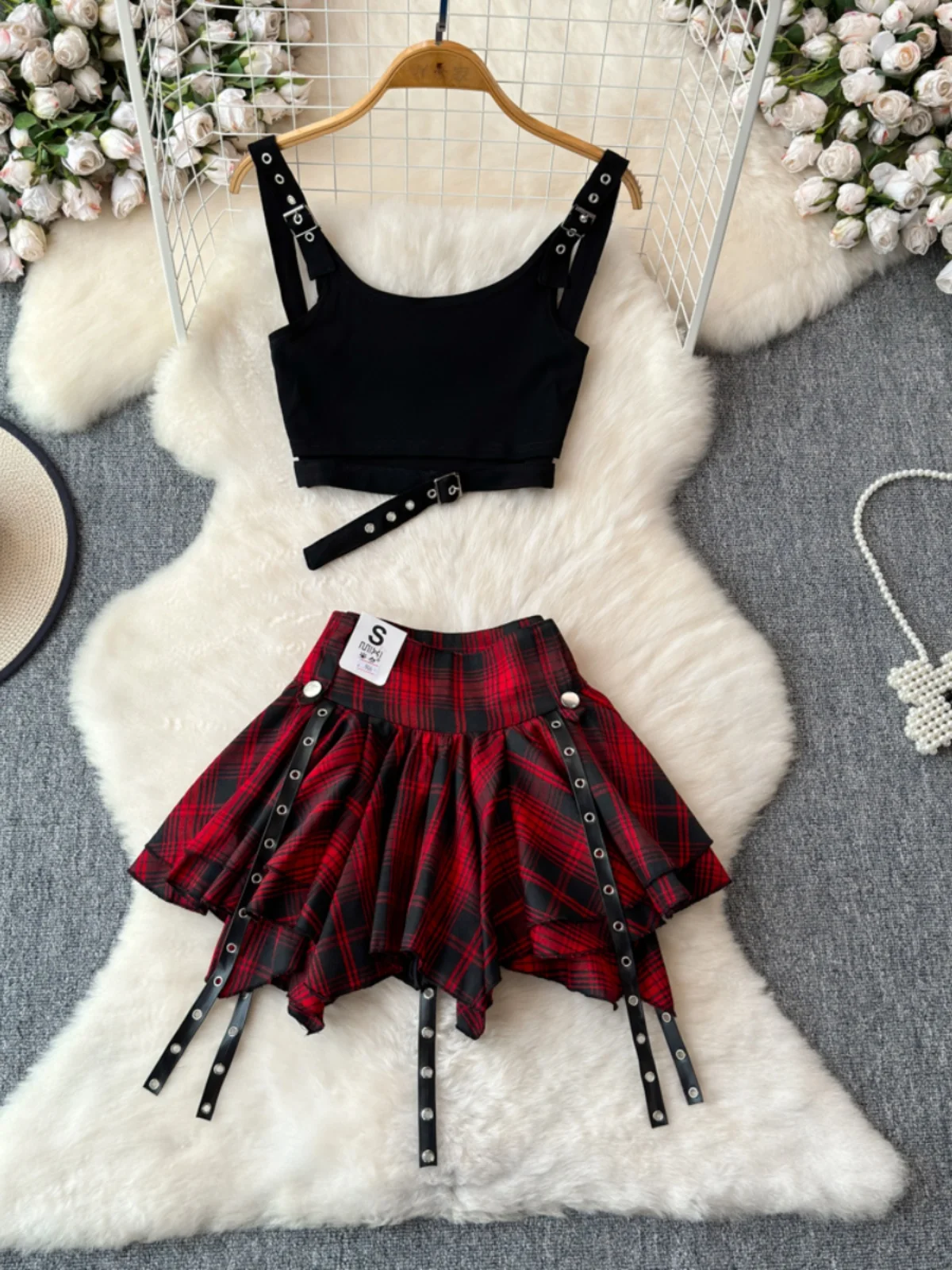 American Retro Svel Ne Hanging Strap Small Vest Red Plaid Anti-Light Puffy Cake Skirt Set Women's Summer Faion
American Retro Svel Ne Hanging Strap Small Vest Red Plaid Anti-Light Puffy Cake Skirt Set Women's Summer Faion