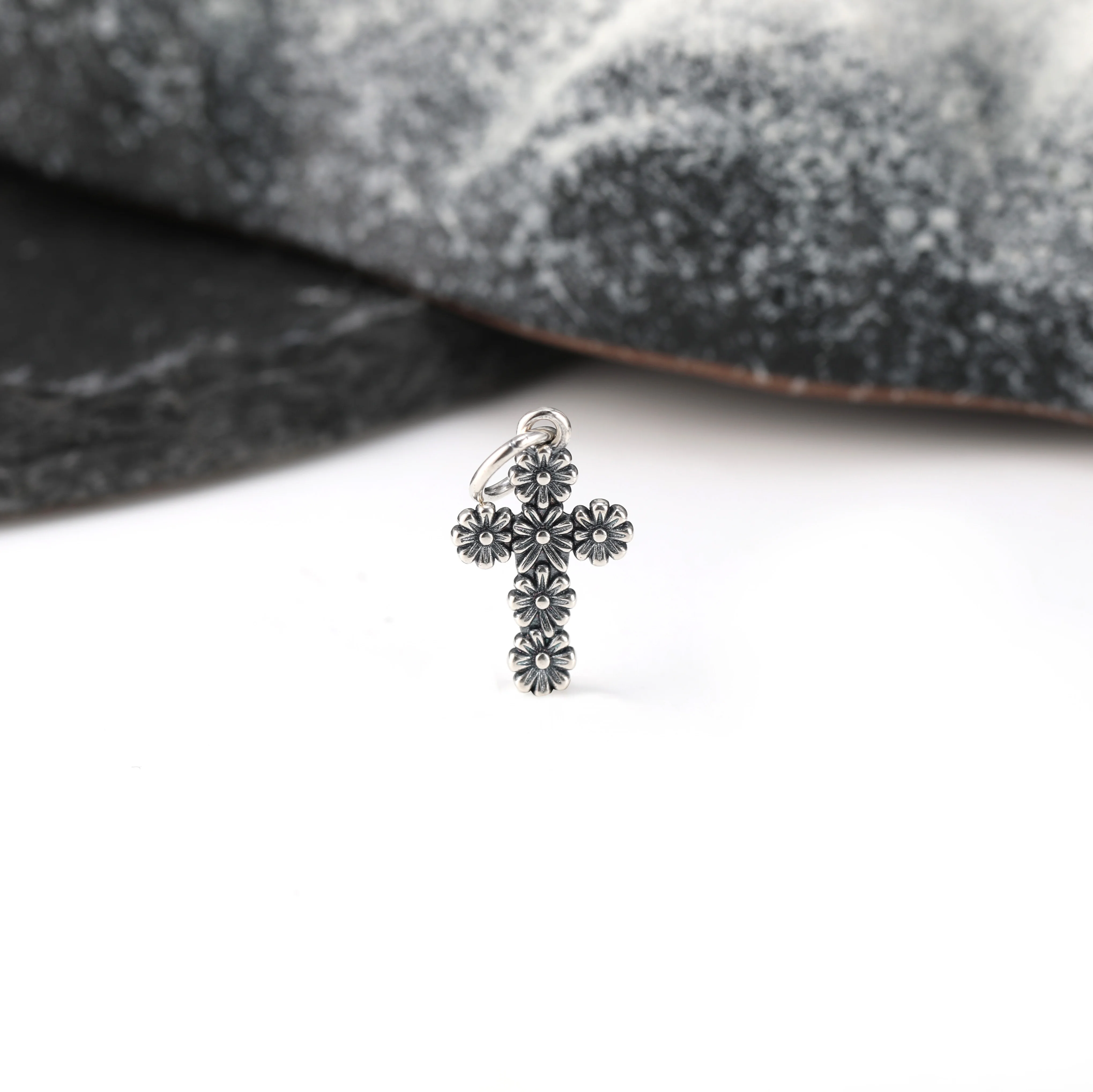 DJ139 genuine 925 sterling silver fashionable and exquisite keychain accessory Margarita Cross pendant
DJ139 genuine 925 sterling silver fashionable and exquisite keychain accessory Margarita Cross pendant