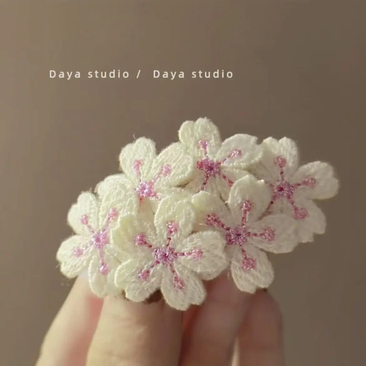 New Four Seasons Cherry Blossom Embroidery Flower Hair Clip Versatile Exquisite Headwear Gentle Temperament Edge Clip for Girls
New Four Seasons Cherry Blossom Embroidery Flower Hair Clip Versatile Exquisite Headwear Gentle Temperament Edge Clip for Girls