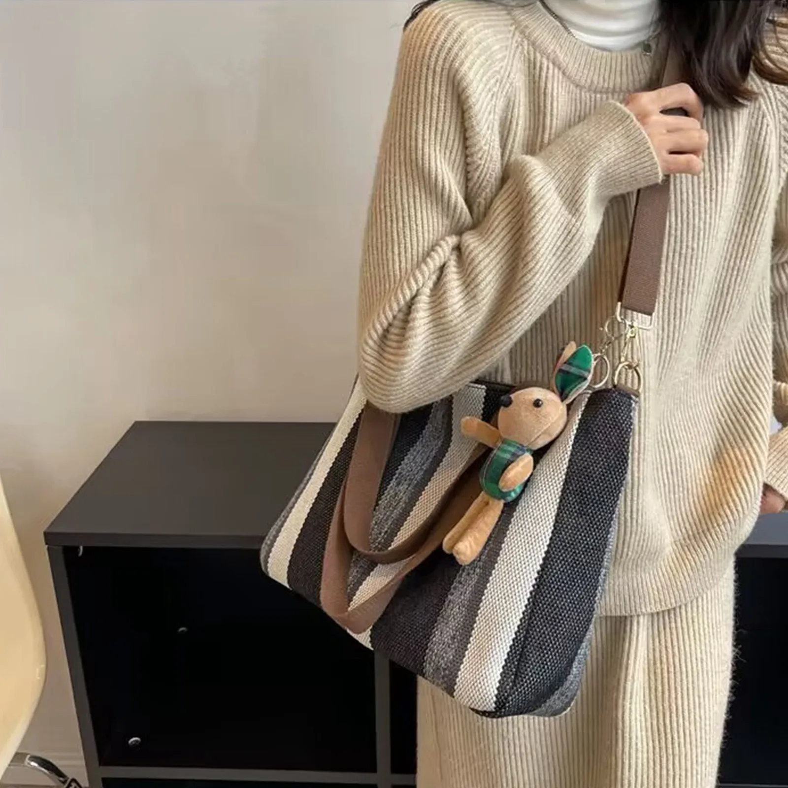 Large Capacity Striped Shoulder Bag With pendant Fashion Casual Handbag Stylish Tote Messenger Bag
Large Capacity Striped Shoulder Bag With pendant Fashion Casual Handbag Stylish Tote Messenger Bag