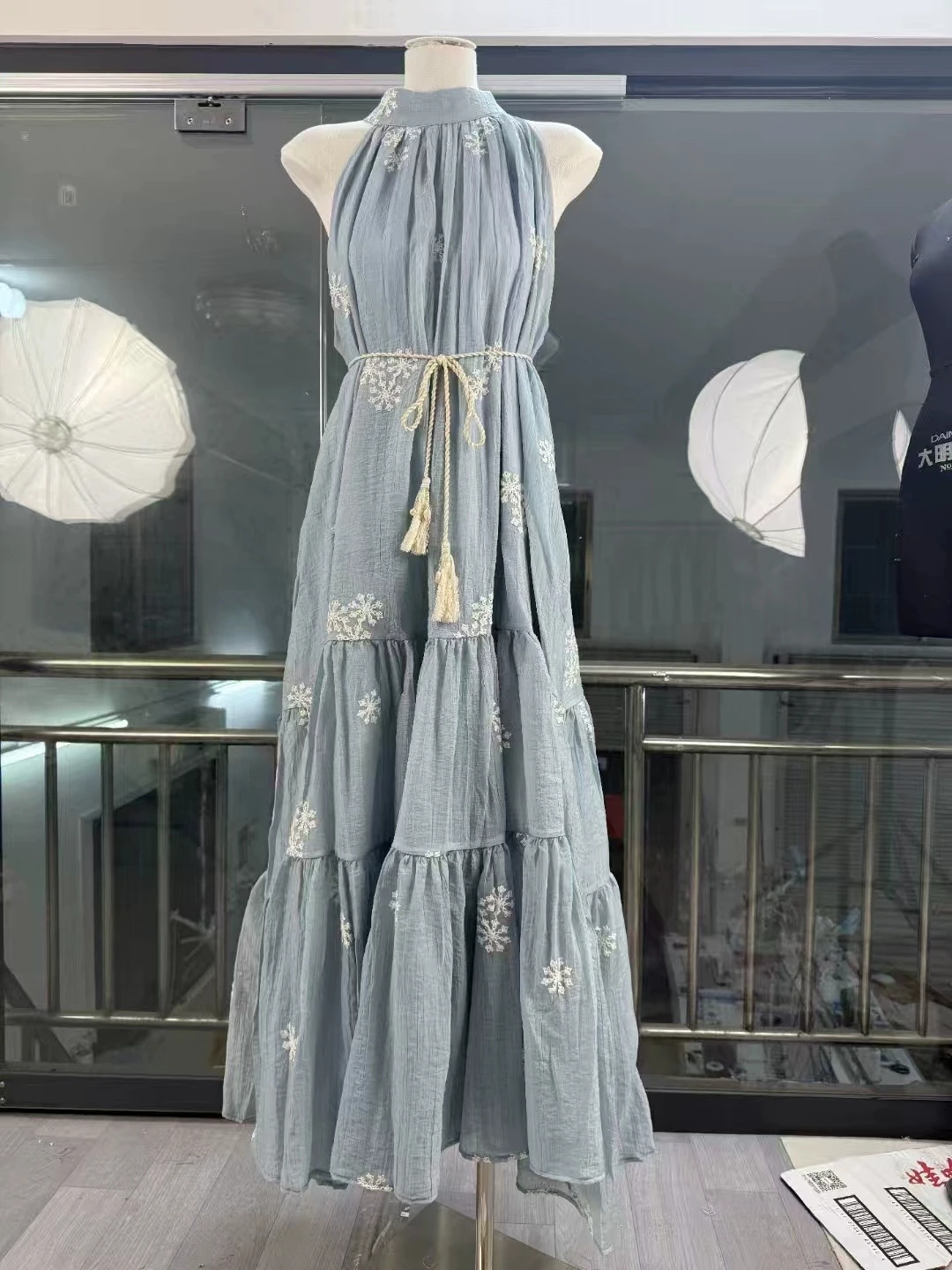 2025 Summer Roman Backless Casual Maxi Women's Sleeveless Embroidered Lace Dress-GZXX017
2025 Summer Roman Backless Casual Maxi Women's Sleeveless Embroidered Lace Dress-GZXX017