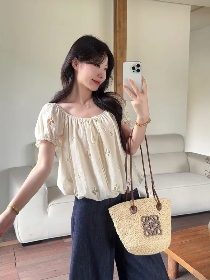 plus Size Women's Square Collar Bubble Sleeve Shirt Summer New Style Slimming Versatile Design Flower Bud Top Commute Style
plus Size Women's Square Collar Bubble Sleeve Shirt Summer New Style Slimming Versatile Design Flower Bud Top Commute Style