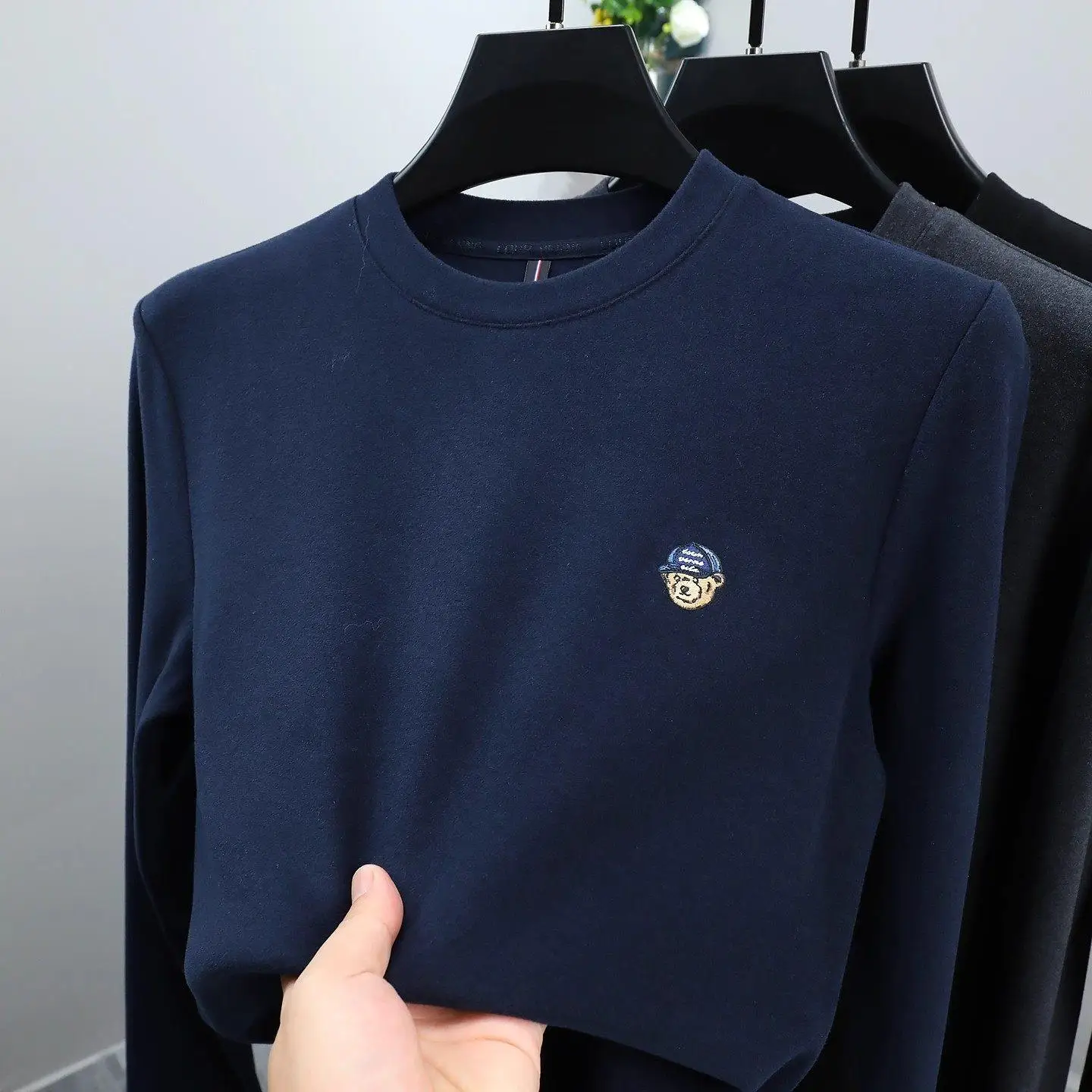 Высококачественный двусторонний мужской свитшот из немецкого вельвета с вышивкой медведя, утепленный, повседневный, вязаный, осенне-зимний
Высококачественный двусторонний мужской свитшот из немецкого вельвета с вышивкой медведя, утепленный, повседневный, вязаный, осенне-зимний