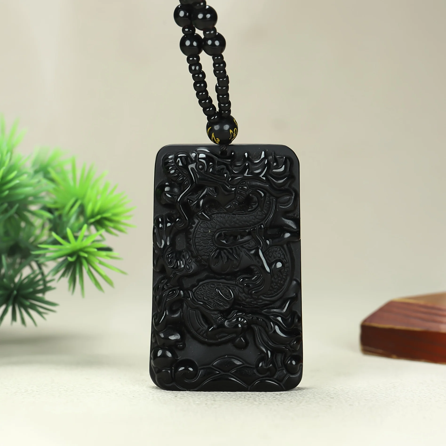 Воротник с воротником-стойкой Obsidiana para Hombre Elegante - Piedra Natural, Diseño Elegante con Tallados Intrincados, Cadena
Воротник с воротником-стойкой Obsidiana para Hombre Elegante - Piedra Natural, Diseño Elegante con Tallados Intrincados, Cadena