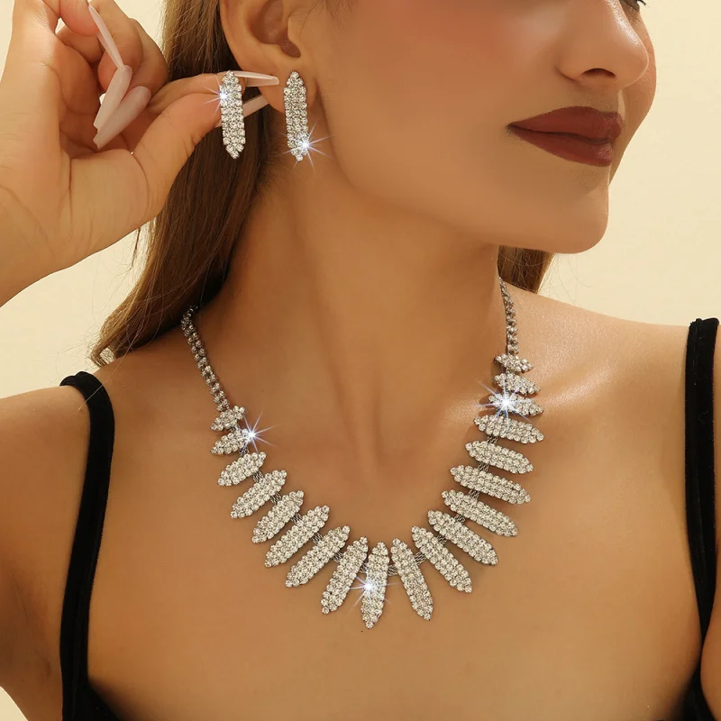 European and American Wedding Bride Jewelry for Women Full Diamond Super Shiny Necklace Earrings Three-Piece Set Dress Weddi
European and American Wedding Bride Jewelry for Women Full Diamond Super Shiny Necklace Earrings Three-Piece Set Dress Weddi