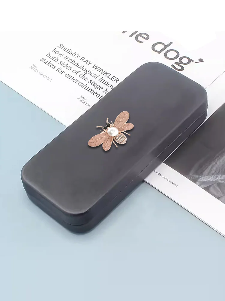 Trendy Portable Eyeglasses Box Anti-Stress Storage - Feminine Butterfly Decor, Rose Gold 
Trendy Portable Eyeglasses Box Anti-Stress Storage - Feminine Butterfly Decor, Rose Gold