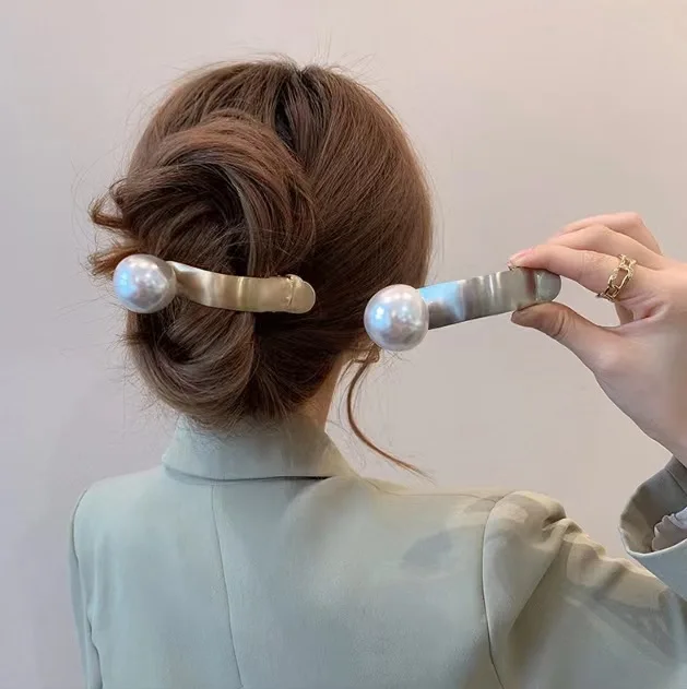 Autumn Winter New Fashion Simple Imitation Large Pearl Hair Clip for Women Back of Head Bun Claw Clip
Autumn Winter New Fashion Simple Imitation Large Pearl Hair Clip for Women Back of Head Bun Claw Clip