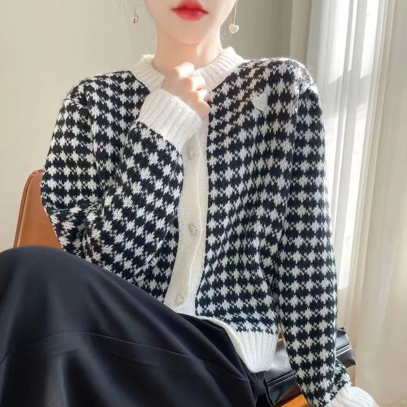 Knitted cardigan temperament casual fragrance patterned top round neck long sleeved 2026 spring autumn women's coat Sweaters
Knitted cardigan temperament casual fragrance patterned top round neck long sleeved 2026 spring autumn women's coat Sweaters