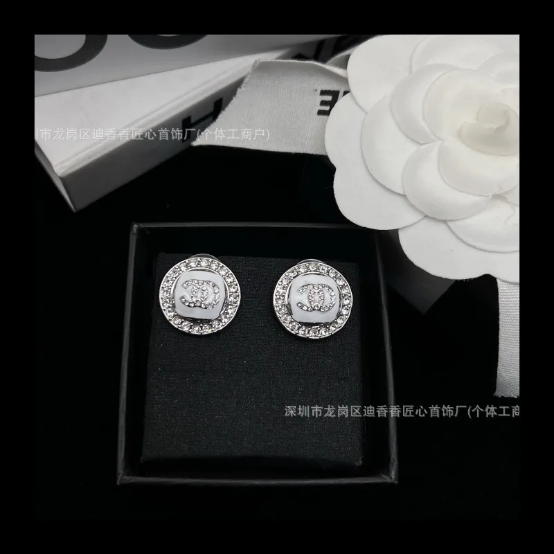 Маленькие эмалированные круглые двойные серьги-гвоздики для женщин с бриллиантами High Sense Letter Fashion Light Luxury Tide
Маленькие эмалированные круглые двойные серьги-гвоздики для женщин с бриллиантами High Sense Letter Fashion Light Luxury Tide