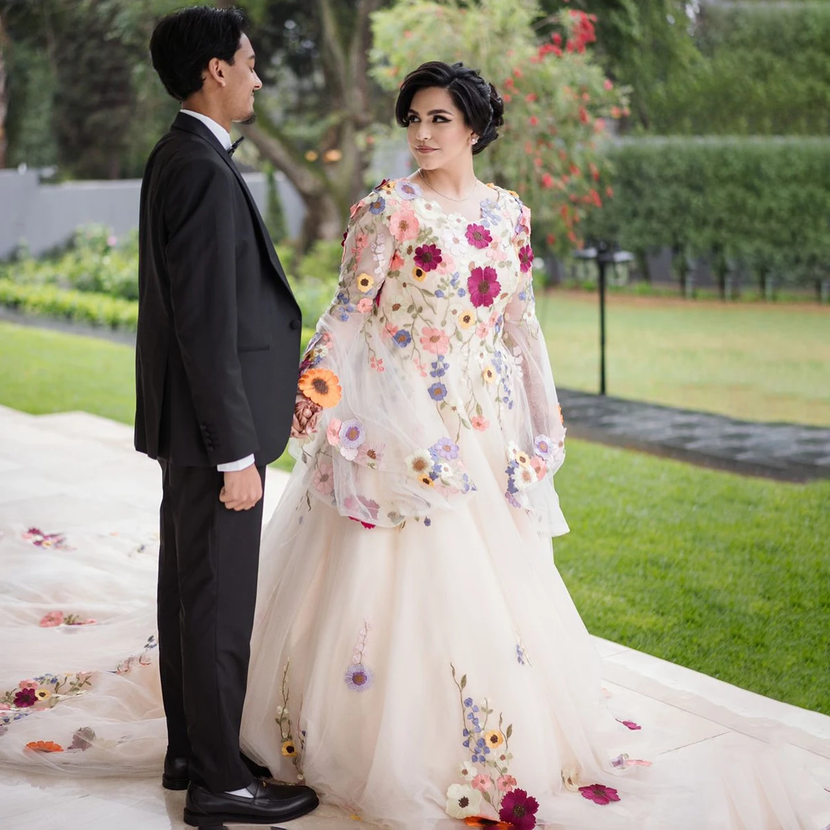 Long Flare Sleeves Dubai Luxury Wedding Dress Colorful Embroidery Flowers High Back Plus Size Custom Made Princess Bridal Gowns
Long Flare Sleeves Dubai Luxury Wedding Dress Colorful Embroidery Flowers High Back Plus Size Custom Made Princess Bridal Gowns