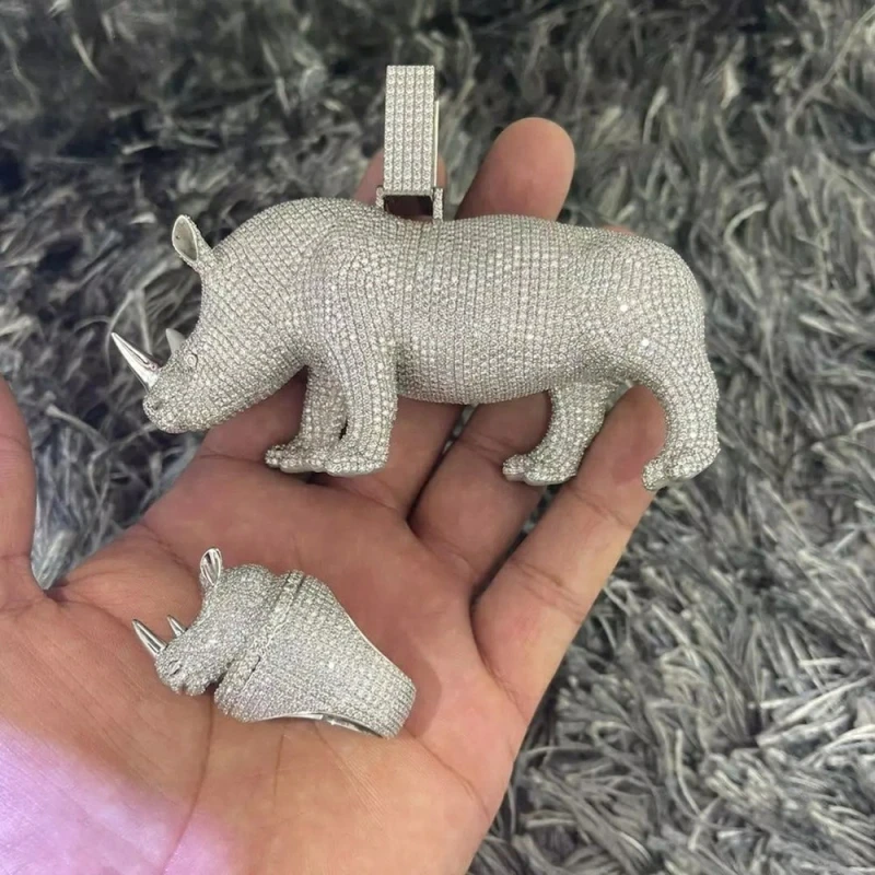 JEWE Custom Animal Rhinoceros Pendant Moissanite Personalized Iced Out Logo Charms Hip Hop Rock Necklace Jewelry
JEWE Custom Animal Rhinoceros Pendant Moissanite Personalized Iced Out Logo Charms Hip Hop Rock Necklace Jewelry