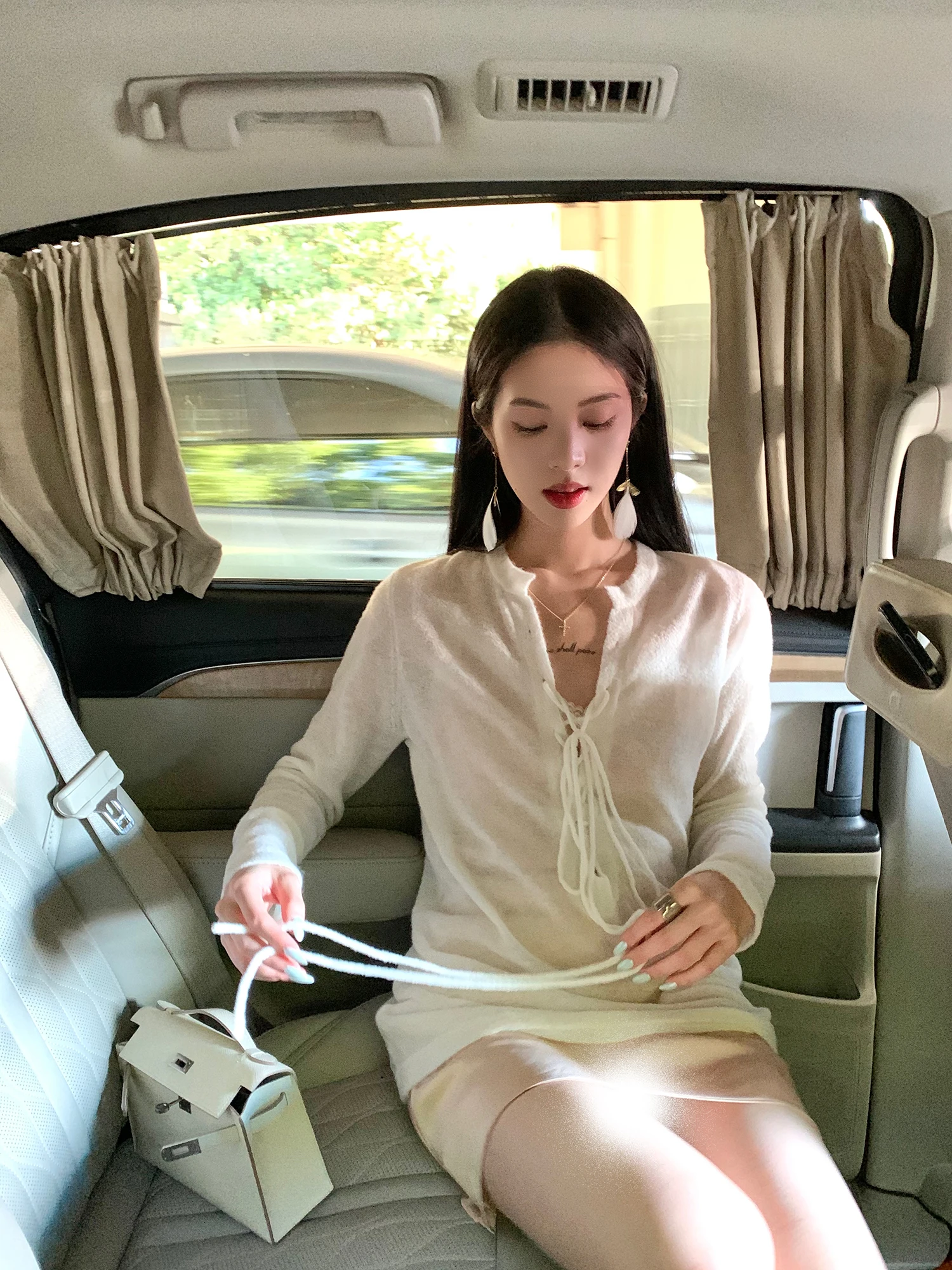 Ультрамягкий шерстяной вязаный свитер женский свободного кроя с узором «облако» и узлами, осенняя модная женская одежда премиум-класса
Ультрамягкий шерстяной вязаный свитер женский свободного кроя с узором «облако» и узлами, осенняя модная женская одежда премиум-класса