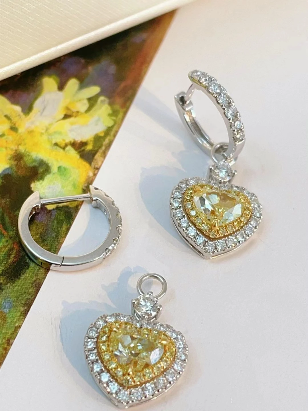 Серьги из 10-каратного золота с бриллиантами в форме сердца CVD/HPHT и желтым бриллиантом 0,5 карата со съемным универсальным стилем, ювелирные изделия премиум-класса
Серьги из 10-каратного золота с бриллиантами в форме сердца CVD/HPHT и желтым бриллиантом 0,5 карата со съемным универсальным стилем, ювелирные изделия премиум-класса