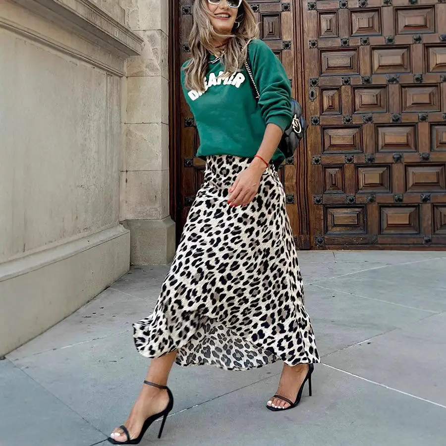Ladies' Leopard Print Halter Neck Embroidered Top And Skirt Two-Piece Set Casual Style Long Sleeve Autumn Fashion Ensemble
Ladies' Leopard Print Halter Neck Embroidered Top And Skirt Two-Piece Set Casual Style Long Sleeve Autumn Fashion Ensemble