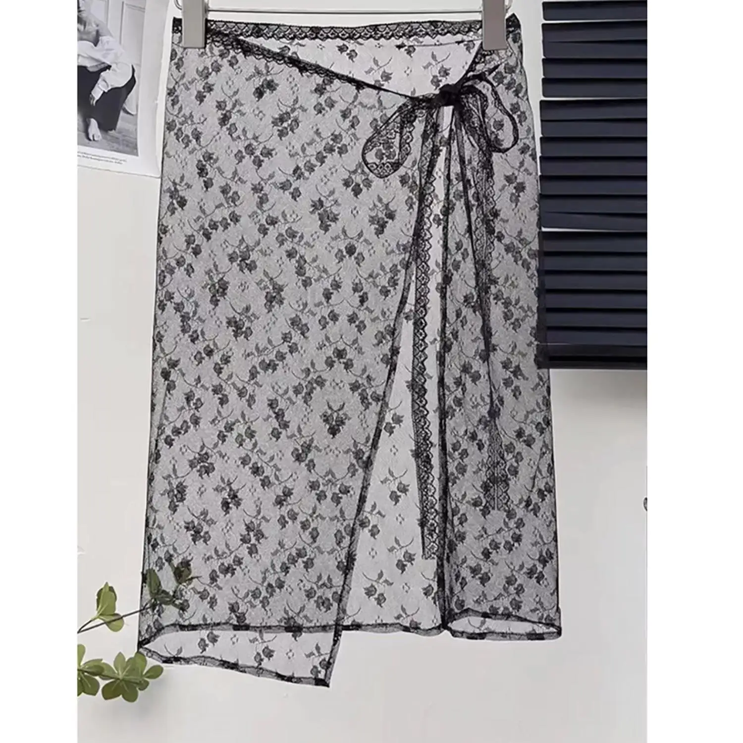 Новая кружевная мини-юбка с вышитыми цветами, прозрачная уличная одежда Y2K, юбка с оборками на шнуровке, Harajuku, занавеска для ягодиц, джинсовое украшение
Новая кружевная мини-юбка с вышитыми цветами, прозрачная уличная одежда Y2K, юбка с оборками на шнуровке, Harajuku, занавеска для ягодиц, джинсовое украшение