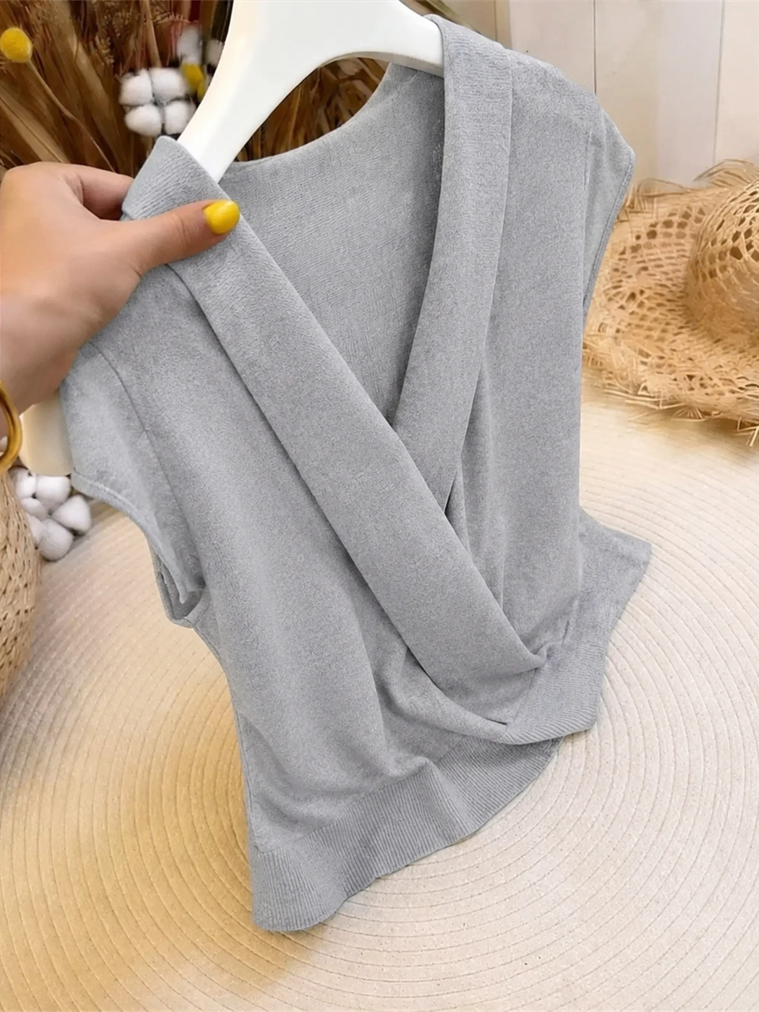 Elegant Cross V-Neck Knitwear Comfortable Commute Style Age-Defying Fashionable Top Korean Version Straight Cut Silken
Elegant Cross V-Neck Knitwear Comfortable Commute Style Age-Defying Fashionable Top Korean Version Straight Cut Silken