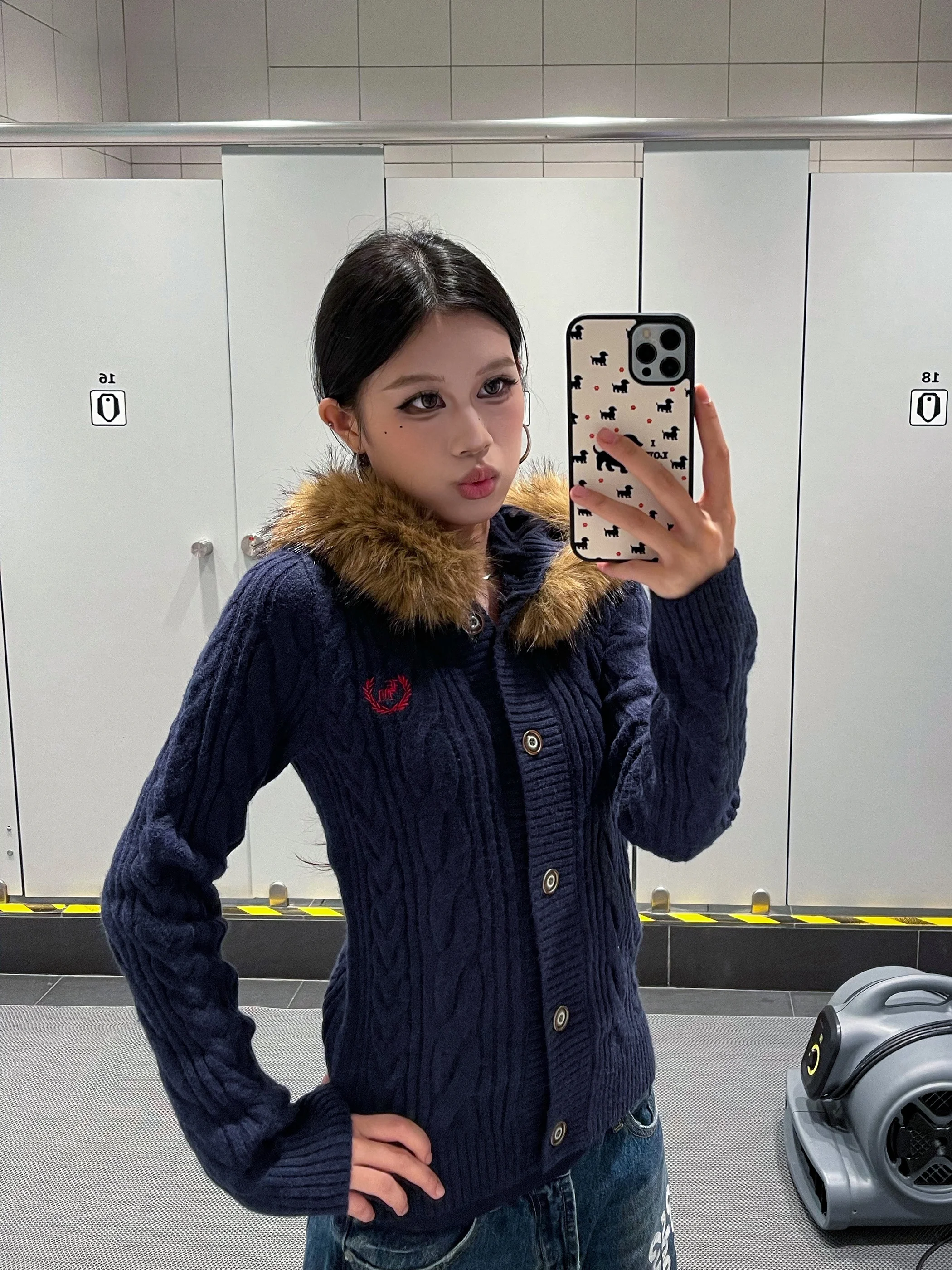 Американский вязаный свитер-пальто в стиле ретро для женщин, осенне-зимняя теплая модная верхняя одежда с меховым воротником и косичками
Американский вязаный свитер-пальто в стиле ретро для женщин, осенне-зимняя теплая модная верхняя одежда с меховым воротником и косичками